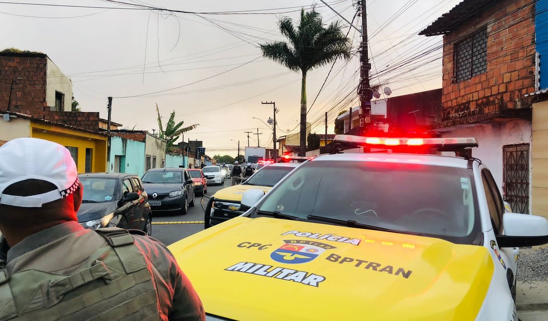 Ladrão rouba celular, mas joga aparelho fora e consegue fugir em Maceió