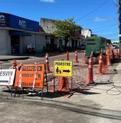 Cratera de quatro metros é “fechada” com areia e revolta moradores do Trapiche