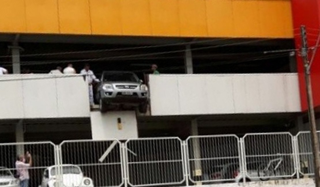 Carro quase cai de segundo andar de supermercado