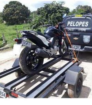 Militares trocam tiros com suspeitos e recuperam motocicleta roubada