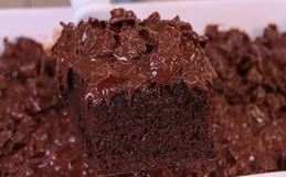Aprenda a receita viral e deliciosa de bolo de chocolate crocante