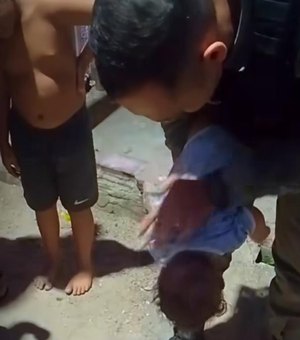 [Vídeo] Policial militar salva bebê de quatro meses engasgado em Rio Largo