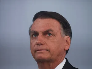 Bolsonaro lamenta atos em Brasília e diz que pretende antecipar volta ao Brasil