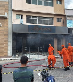 [Vídeo] Homem ateia fogo em banco de empréstimo e foge em Arapiraca; bombeiros controlam chamas