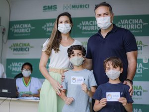 Ao imunizar filhos, Renan Filho pede: 'vacine-se e vacine as suas crianças também'