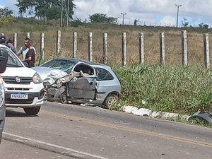 [Vídeo] Motorista fica preso as ferragens após colisão frontal em Palmeira dos Índios
