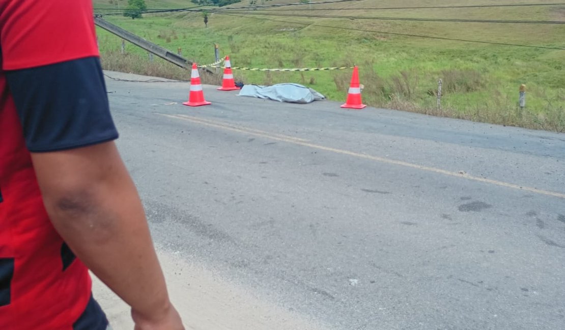 Carro colide contra poste na AL-105 e acidente deixa vítima fatal