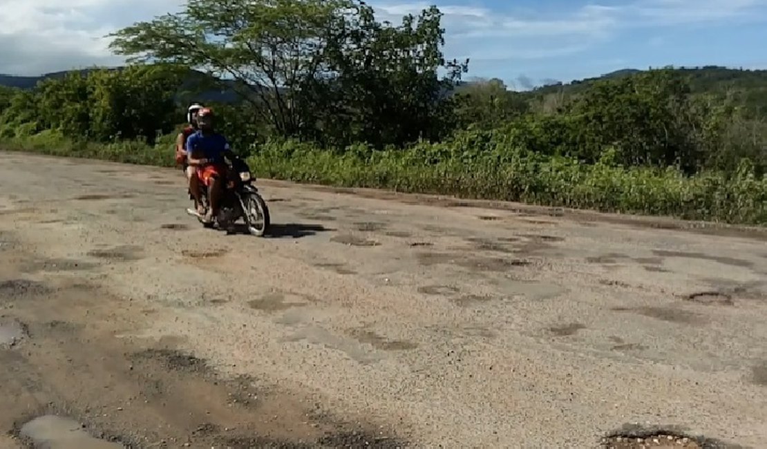 Buracos em rodovias recém pavimentadas causam acidentes com vítimas no Sertão