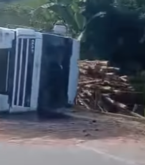 Caminhão carregado de madeira tomba na Cachoeira do Meirim, em Maceió