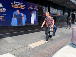 Placas de concreto danificadas são substituídas no calçadão do Centro de Maceió