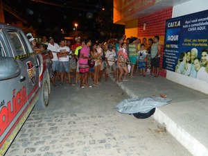 Adolescente é assassinado em frente à igreja