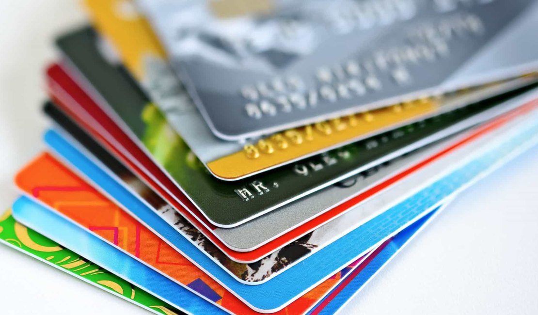 Juros do cartão de crédito rotativo atingem 447,7% em abril, o maior nível em seis anos