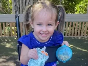 Menina de 3 anos morre após prender a cabeça em cozinha de brinquedo