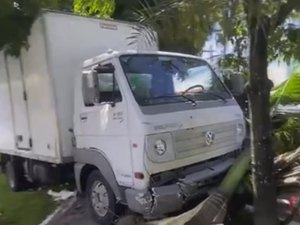 Carro e caminhão colidem na avenida Fernandes Lima e derrubam placas de sinalização