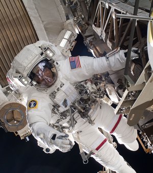 SpaceX: astronautas fazem caminhada do lado de fora de estação espacial