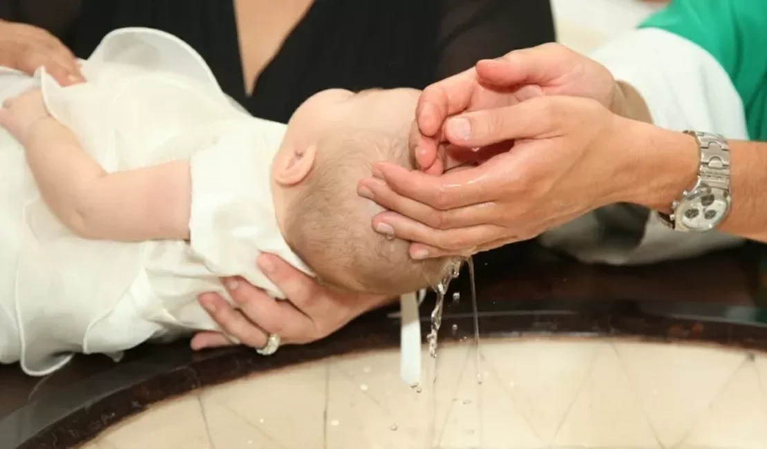 Padre batiza recém-nascida com ácido em vez de água benta