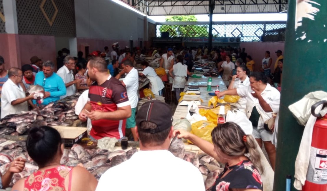 Após liberação das feiras livres, arapiraquenses se aglomeram para comprar peixes