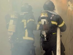 Homem ateia fogo, destrói casa que havia alugado e foge em Arapiraca