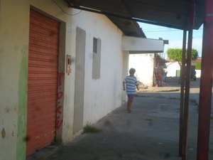 Mulher com problemas mentais é flagrada andando nua no bairro Cacimbas