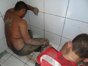 Jovem é preso e adolescente apreendido com moto roubada, arma de fogo e maconha