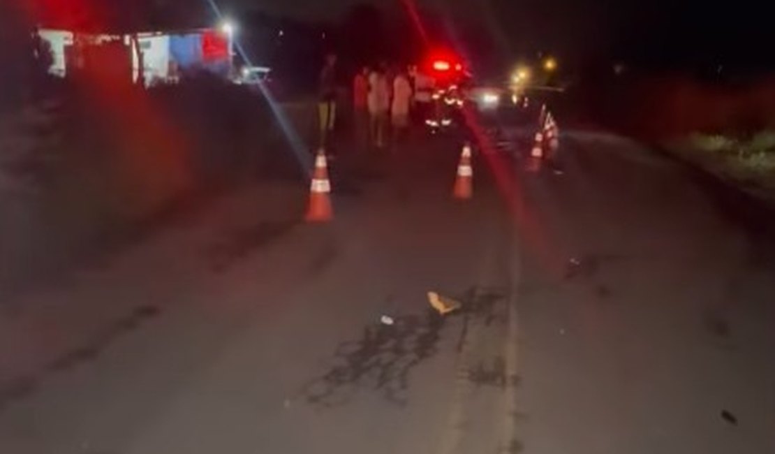 Mulher cai da moto e morre ao ser atropelada por caminhão ﻿na AL-115, em Arapiraca