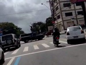 Motociclista colide com carro da Polícia Civil em cruzamento no Farol