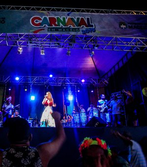 Foliões lotam polos no terceiro dia de carnaval em Maceió