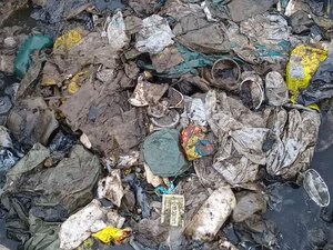Descarte irregular provoca entupimento de galerias e alagamentos na Levada