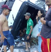 Caminhão tomba em São José da Laje e motorista é socorrido com dores no braço e na costela