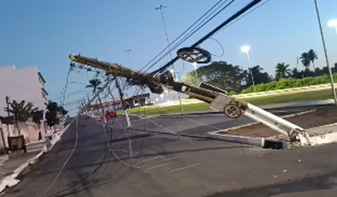 Caminhão-baú derruba fiação, poste e deixa região sem energia em Arapiraca