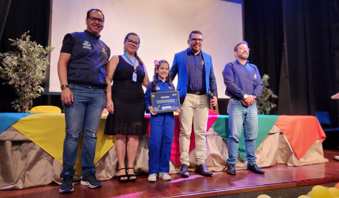 Prefeitura premia medalhistas da OBA e homenageia a mais jovem astrônoma do mundo