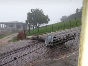 Chuvas e ventos fortes derrubam poste em Palmeira dos índios