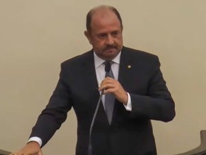 Albuquerque se defende na ALE, acusa prefeito de ser mandante de assassinato e diz que entrega mandato se estiver mentindo