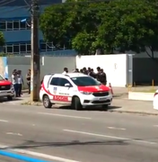 Trio invade agência bancária e rouba armas de vigilantes em Maceió