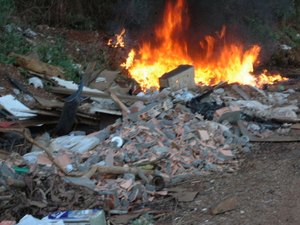 Vídeo registra queima de lixo em área urbana de Arapiraca