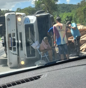 Idoso fica ferido após carreta tombar na Ladeira do Catolé, em Satuba
