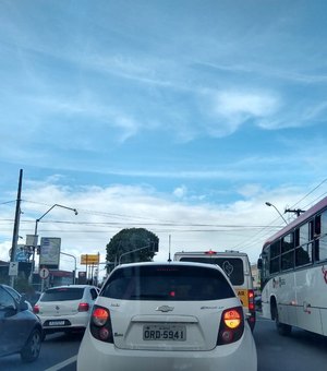 Semáforo quebrado dificulta trânsito na Avenida Fernandes Lima