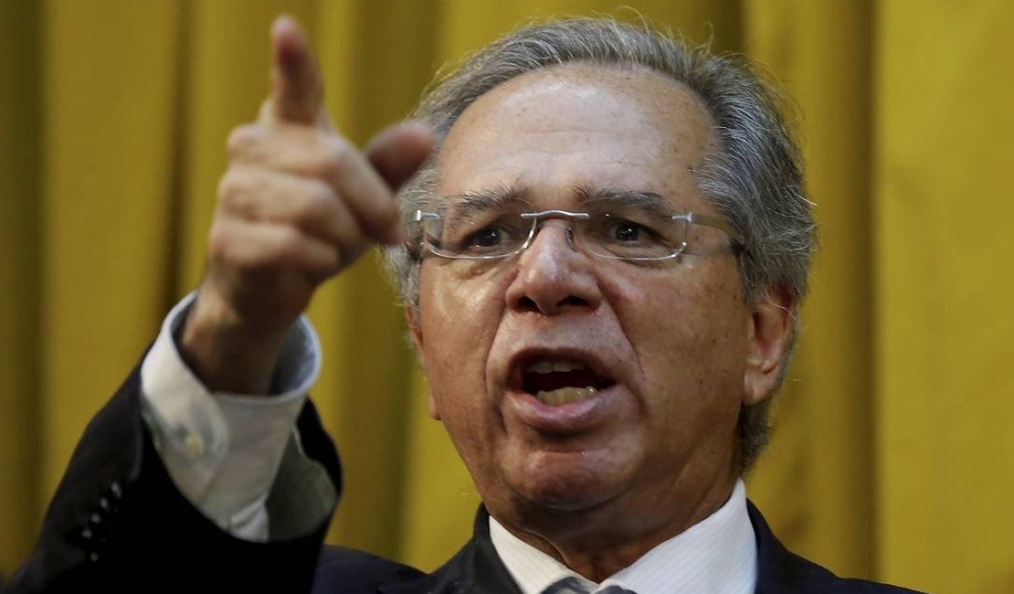 Dinheiro do governo permitirá às pessoas 'em dificuldade' obedecer isolamento, diz Guedes
