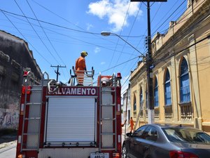 Marquise de prédio antigo desaba e bombeiros isolam área no Jaraguá 