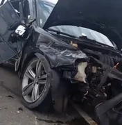 Motorista perde controle e bate carro em mureta na AL-220, em Jacaré dos Homens