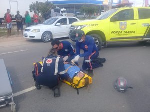 [Vídeo] Mulher sofre acidente com moto e é encaminhada para o Hospital de Emergência