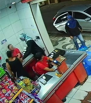 [Víde] Dupla mascarada rende funcionários e rouba caixa de mercado no interior de AL