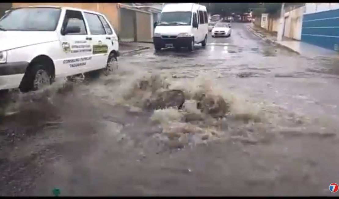 [Vídeo] Chuva forte causa alagamento e volume de água levanta bueiro em Arapiraca