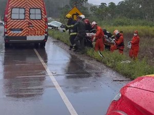 Acidente entre dois carros deixa condutor morto na Av. Cachoeira do Meirim