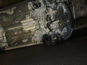 Motorista perde controle de veículo e capota em ladeira