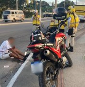 Motociclista cai e fica ferido ao bater contra lateral de ônibus na AL-101 Norte