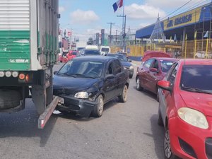 [Vídeo] Colisão traseira entre carro de passeio e carreta é registrada em Arapiraca