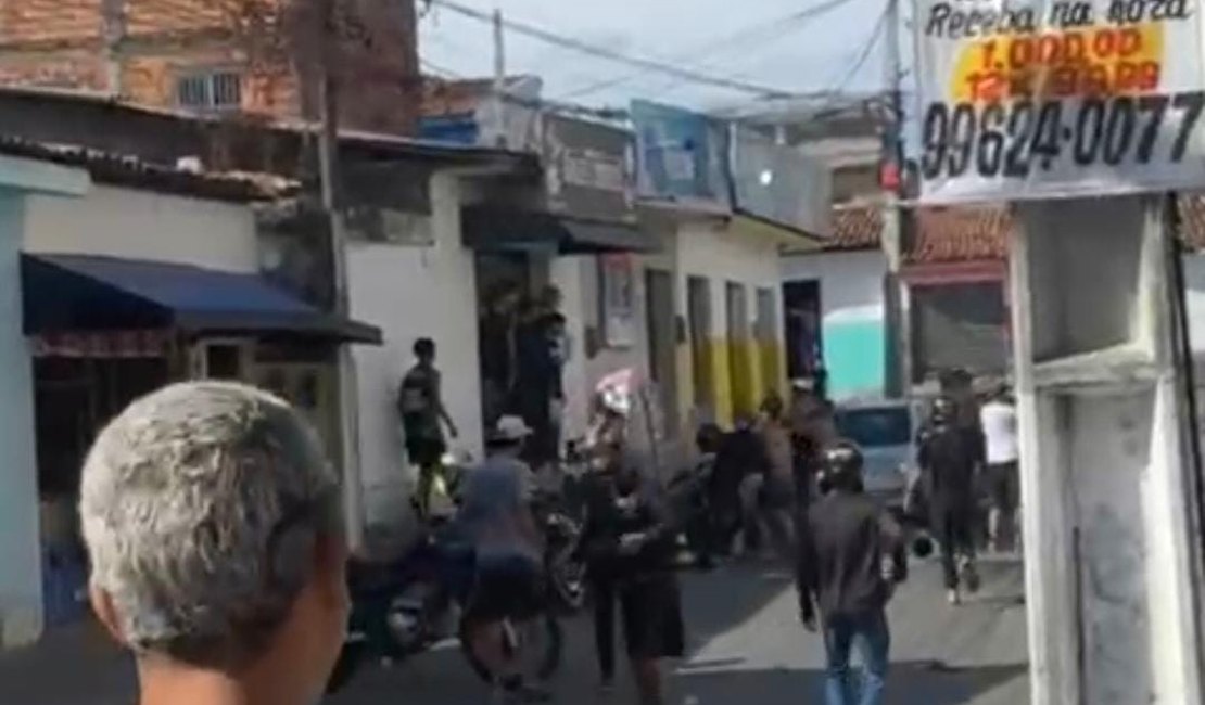 Homem com camisa do CSA é espancado por grupo no bairro do Jacintinho