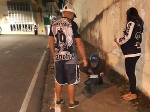 Mancha Negra: Torcida organizada do ASA distribui marmitas e roupas para moradores de rua em Arapiraca