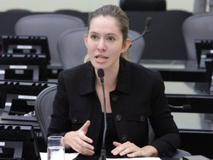 Cibele Moura lamenta feminicídio e reforça combate à violência contra a mulher no Agosto Lilás